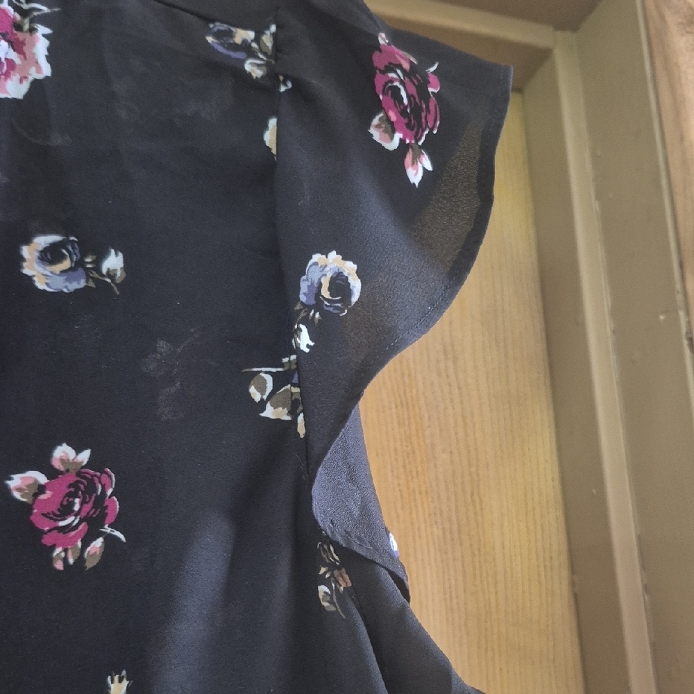 Blousology Chic Black Floral Blouse with Ruffle Cap Sleeves 1x Plus Floral Poly - Picture 4 of 9